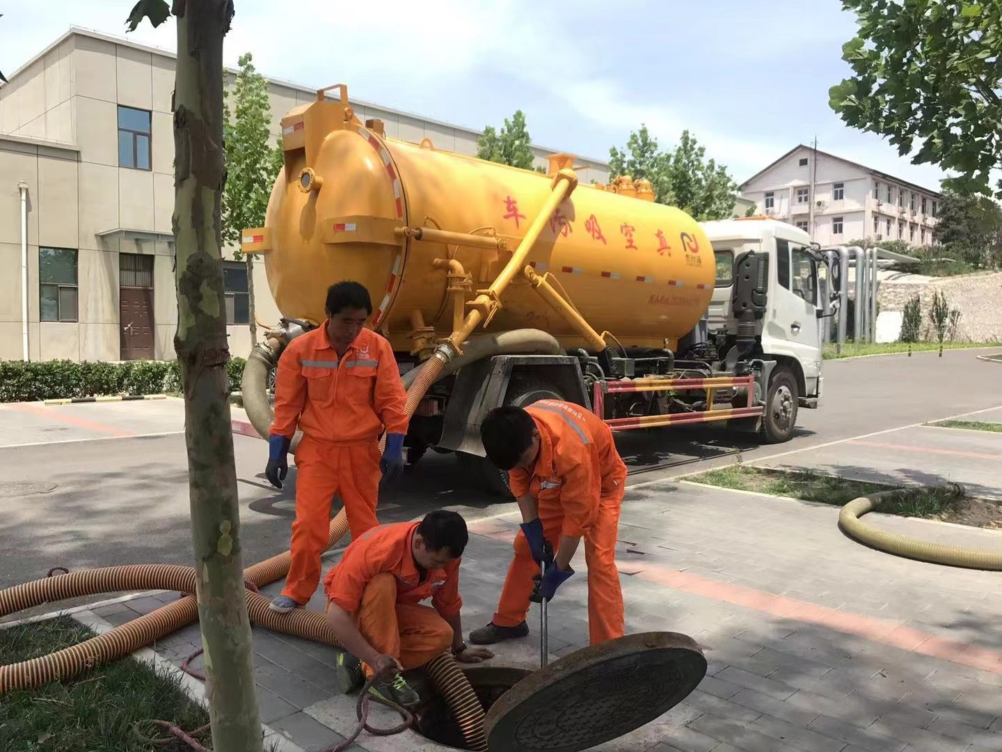 颍上管道疏通车停在窨井附近