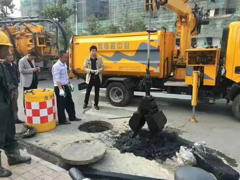 颍上街道：网格员化身“清道夫”，为民解忧疏通“堵心”化粪池