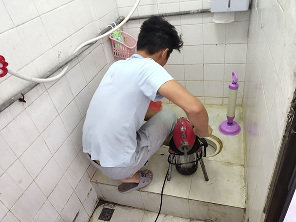 颍上肥皂掉到马桶里把马桶堵住了怎么办？马桶堵住了怎么办